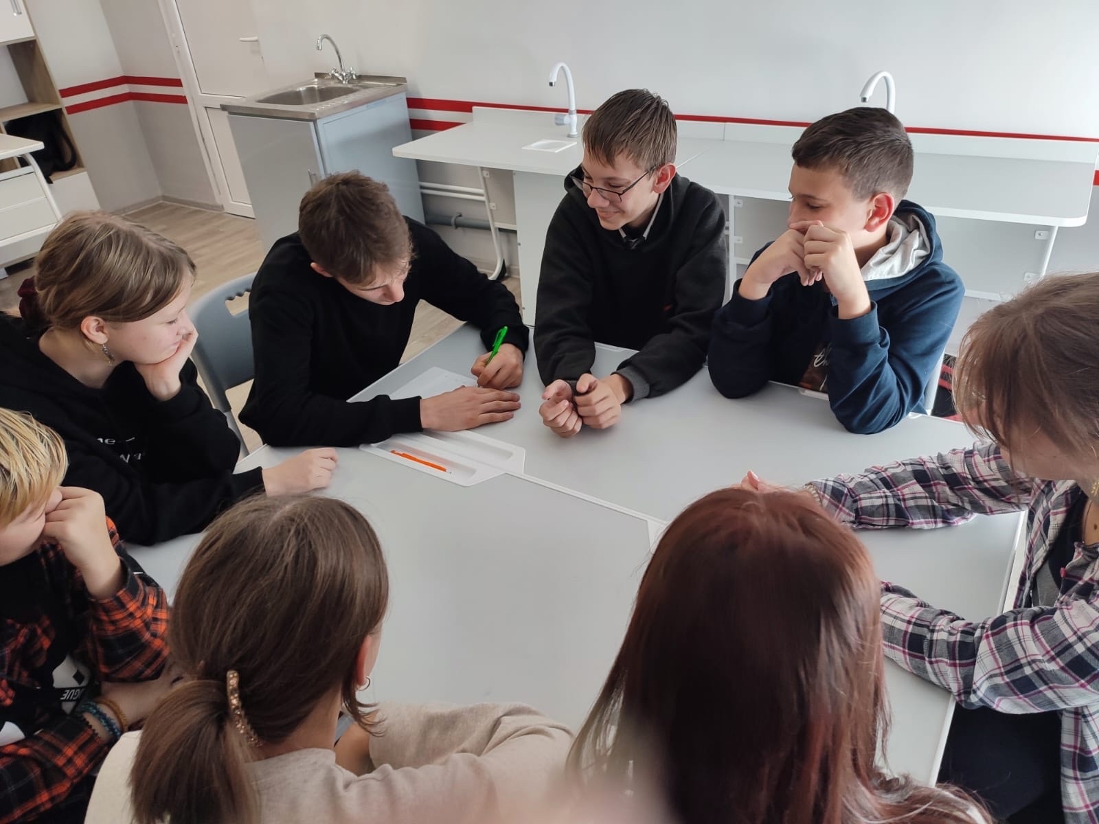 В рамках Всероссийского дня физики в МКОУ «Краснобогатырский ЦО» прошли мероприятия: ФизКвиз для обучающихся 7-11 классов и профориентационный классный час для обучающихся 10 класса..