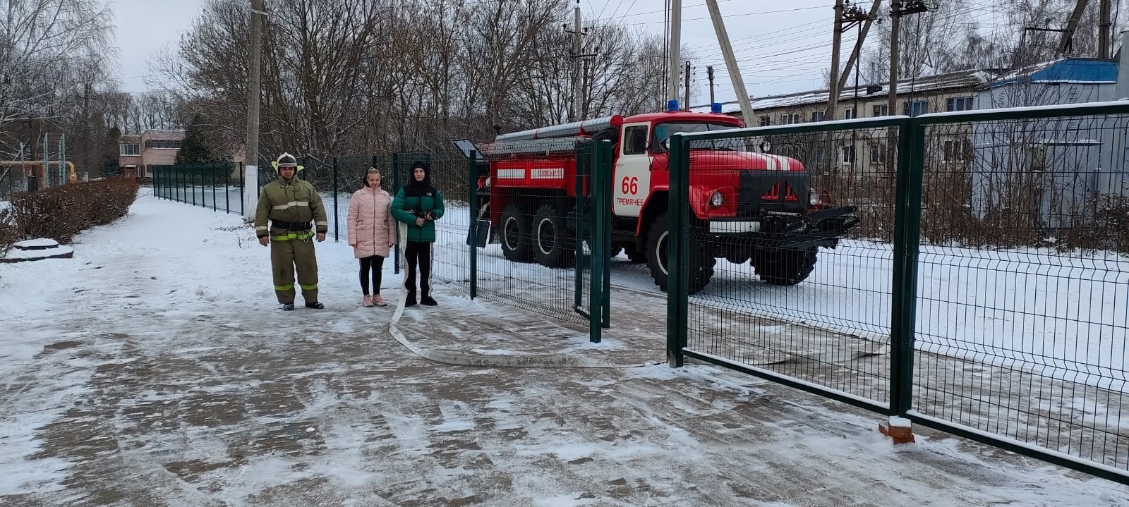 Сегодня сотрудники пожарной части N 66 ГУ&amp;quot;УПС&amp;quot;ТО России познакомили обучающихся МКОУ «Краснобогатырский ЦО» с пожарной техникой, ее комплектацией.