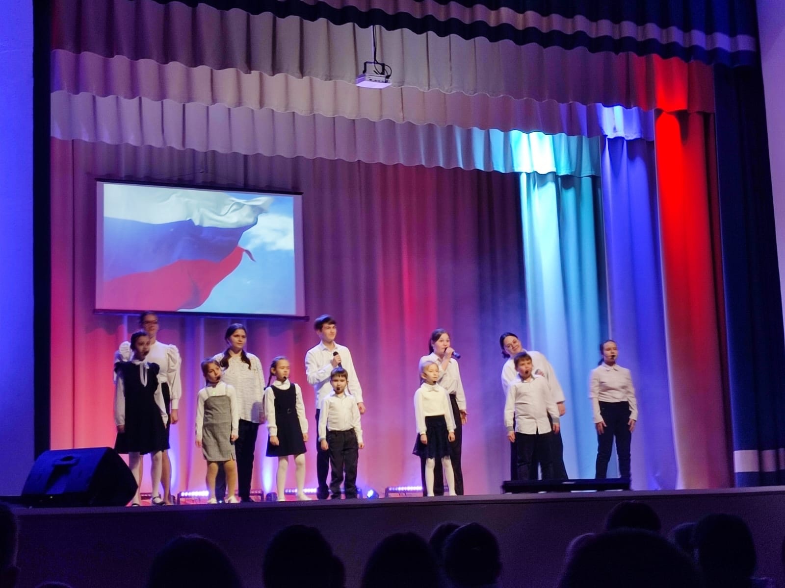 Обучающиеся МКОУ «Краснобогатырский ЦО»посетили патриотический концерт &amp;quot;Мы за Россию! Мы за мир!&amp;quot; в Гремячевском ЦКДО.