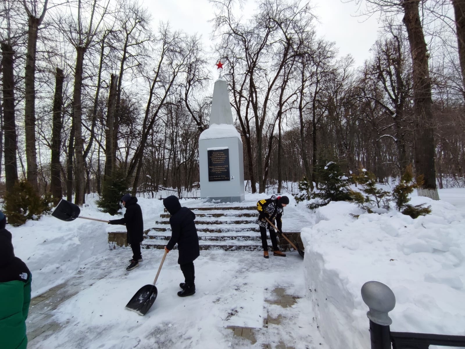 Активисты волонтёрского отряда &amp;quot;Доброделы&amp;quot; очистили от снега братскую могилу к празднику 23 февраля, подготовили место для митинга, который состоится 22 февраля.