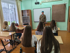 В День Государственного флага Российской Федерации в Краснобогатырском ЦО прошла встреча с участником СВО Бахметьевым Александром!.