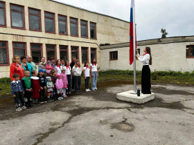 В МКОУ Краснобогатырский ЦО прошла торжественная линейка с поднятием флага Российской Федерации, исполнением Гимна Российской Федерации.