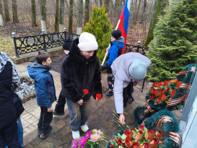 Сегодня в День неизвестного солдата, активисты детского объединения "Бригантина" Движения Первых провели митинг на Братской могиле, почтили память павших минутой молчания и возложили цветы!.