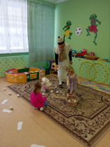 Сегодня в группе раннего возраста было снежно и весело! К нам в гости заглянул самый настоящий Снеговик - добрый, пушистый и очень весёлый! .