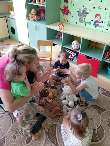 Сегодня в группе раннего возраста прошла игра-инсценировка "Про девочку Машу и Зайку - Длинное Ушко".