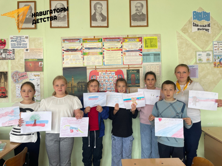 Советник директора по воспитанию вместе с учащимися организовали выставку тематических рисунков в поддержку исторических территорий РФ.
