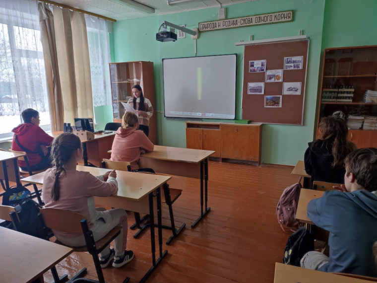 Советник директора по воспитанию и взаимодействию с детскими общественными объединениями Жиданова И.А. совместно с педагогом организатором Ереминой Н.М. провели с обучающимися час памяти «Афганистан – живая память или чужая война».