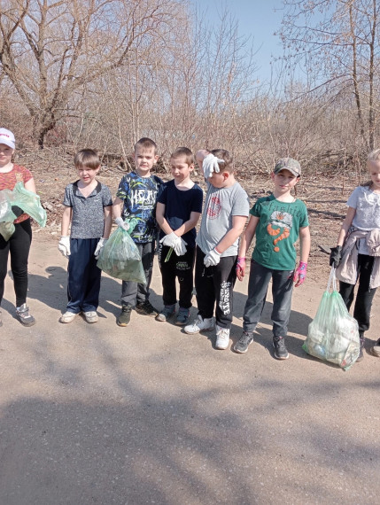 В школе продолжается Акция &quot; Весенняя неделя добра&quot; в направлении «Помощь природе». Сегодня учащиеся 3-4 классов собрали мусор вокруг школы.