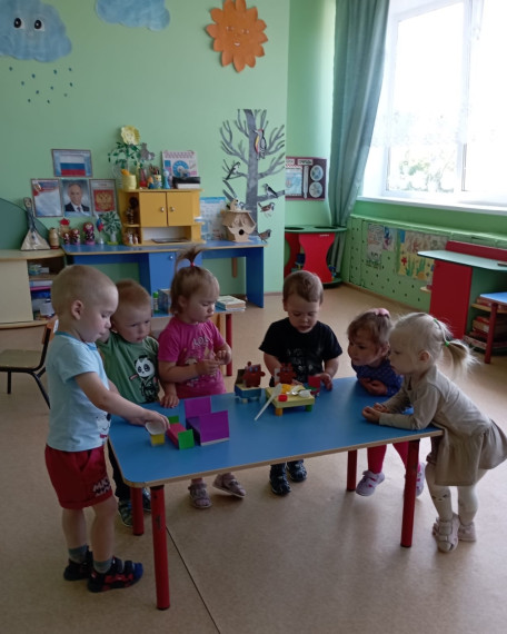 Сегодня дети группы раннего возраста слушали сказку Л. Н.Толстого "Три медведя".