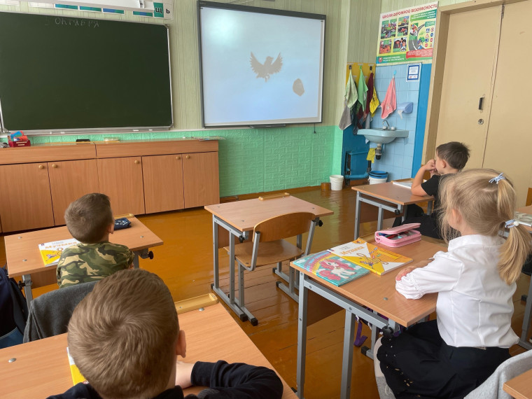 Сегодня учащиеся 1 класса смотрели мультфильм «Галчонок» ко Дню защиты животных.