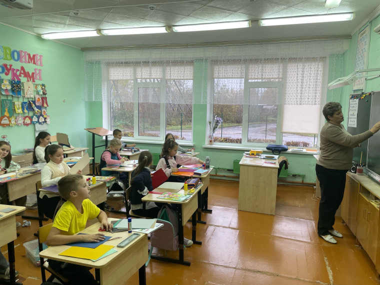 Обучающиеся 4 класса и их учитель Исаева Жанна Николаевна участвуют в акции «На страницах любимых книг».