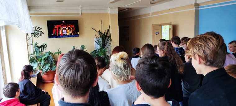 В МКОУ «Краснобогатырский ЦО» познакомили обучающихся с видеофильмом об открывшейся в Москве выставке-форуме &quot;Россия&quot;.