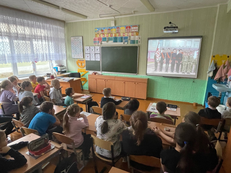 Сегодня в День памяти погибших при исполнении служебных обязанностей сотрудников органов внутренних дел России учащиеся начальной школы вспомнили о людях, которые отдали свои жизни.