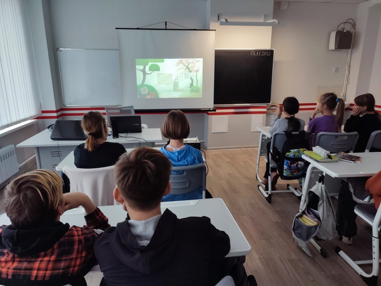 Учащиеся школы посмотрели трогательные фильмы про маму.