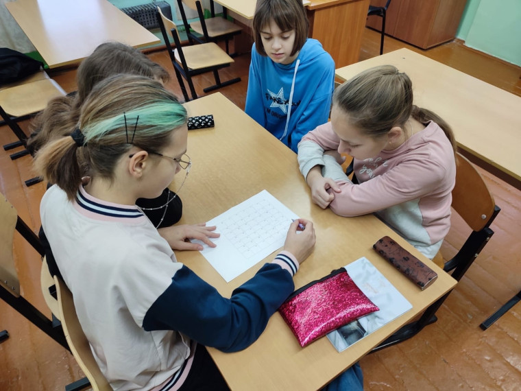 Учащиеся 6 и 7 класса сыграли в настольную игру «История российского герба».