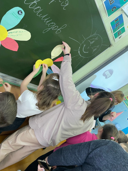 Учащиеся начальных классов к Международному дню инвалидов вспомнили мультфильм по сказке Валентина Катаева «Цветик-семицветик» и составили свои «семицветики» с пожеланиями.