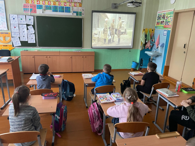Сегодня учащиеся начальных класссов посмотрели драму «Солдатик» про храброго и отважного мальчика Сережу Алешкова.