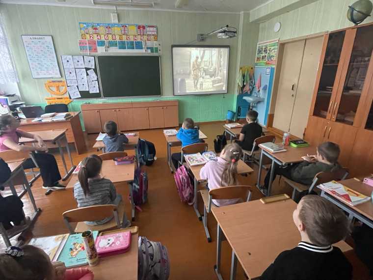 Сегодня учащиеся начальных класссов посмотрели драму «Солдатик» про храброго и отважного мальчика Сережу Алешкова.