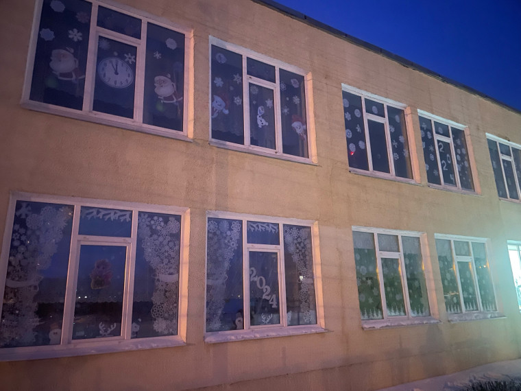 Школы все преобразились: Окна в них принарядились.