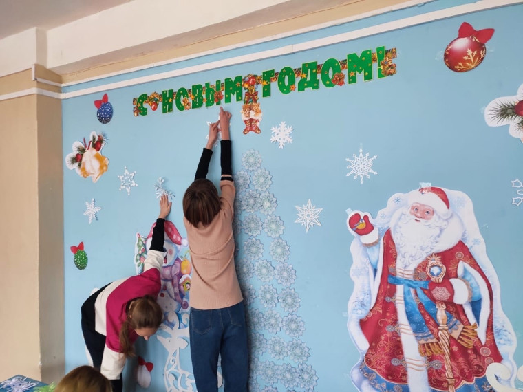 Обучающиеся МКОУ «Краснобогатырский ЦО» украсили свою школу к Новому году!.