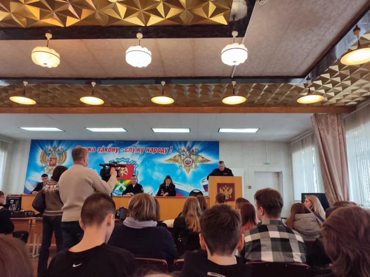 Сегодня обучающиеся 9-11 классов посетили день открытых дверей в отделе МВД России по г. Новомосковск.
