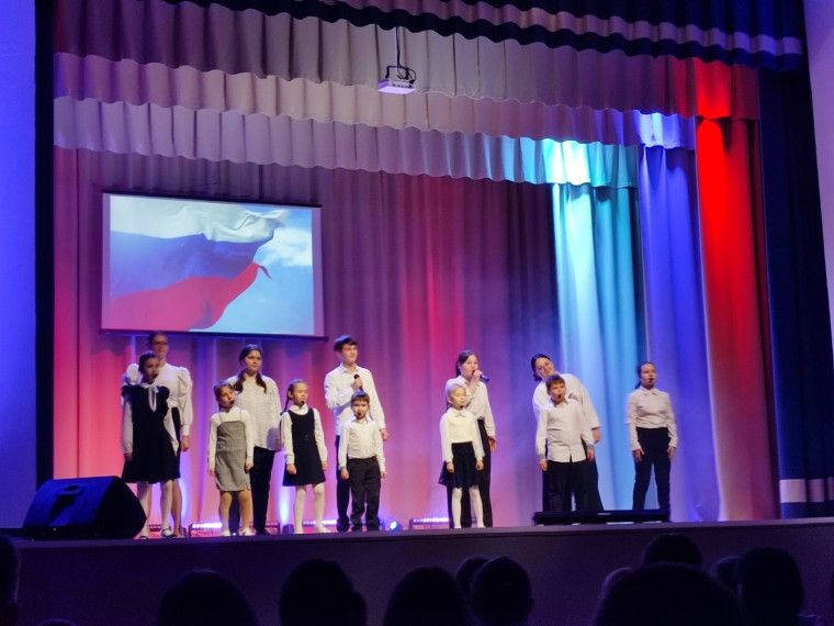 Обучающиеся МКОУ «Краснобогатырский ЦО»посетили патриотический концерт &quot;Мы за Россию! Мы за мир!&quot; в Гремячевском ЦКДО.