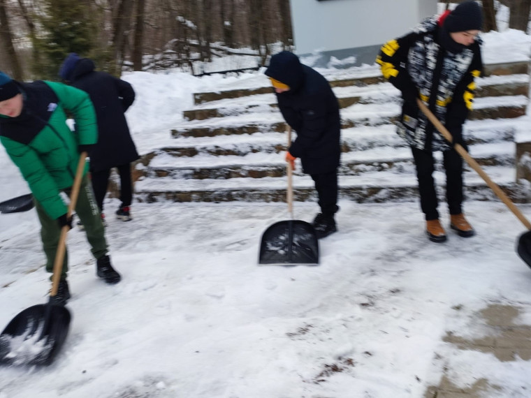 Активисты волонтёрского отряда &quot;Доброделы&quot; очистили от снега братскую могилу к празднику 23 февраля, подготовили место для митинга, который состоится 22 февраля.