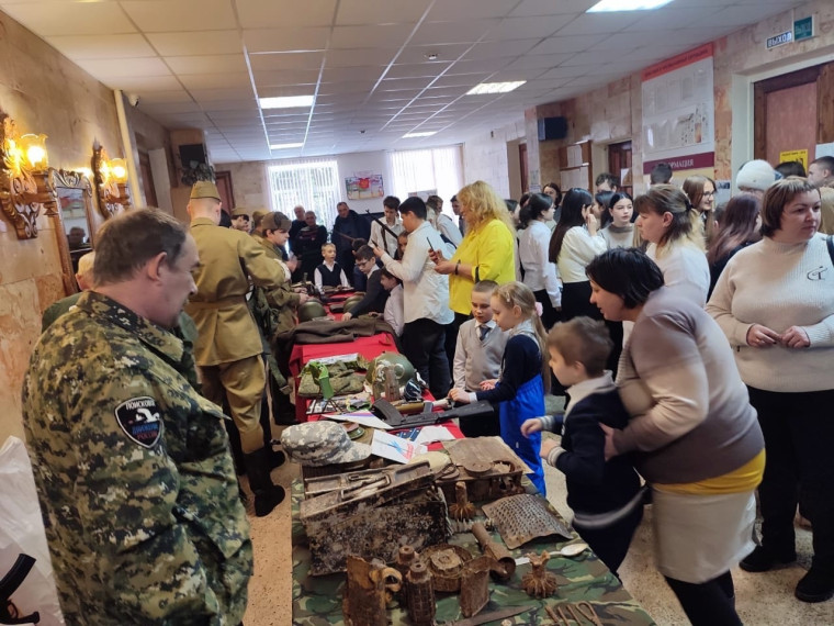 Обучающиеся МКОУ «Краснобогатырский ЦО»посетили праздничное мероприятие в Гремячевском ЦКДО, посвященное 23 февраля.