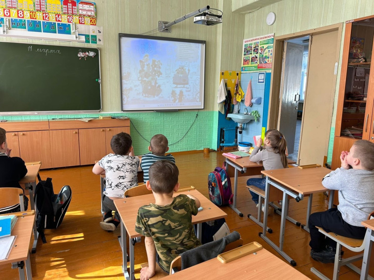 Сегодня советник директора по воспитанию и взаимодействию с детскими общественными объединениями Жиданова И.А. организовала и провела кинолекторий «Первый космонавт» в 1 классе.