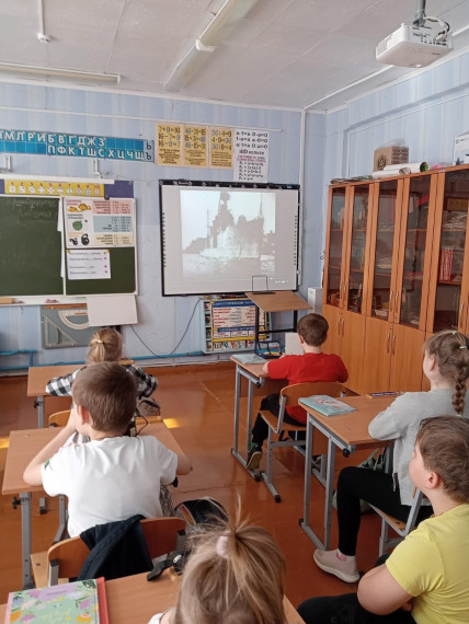 Советник директора по воспитанию и взаимодействию с детскими общественными объединениями Жиданова И.А. провела кинолекторий «Мы вместе» фильм «О Севастополе».