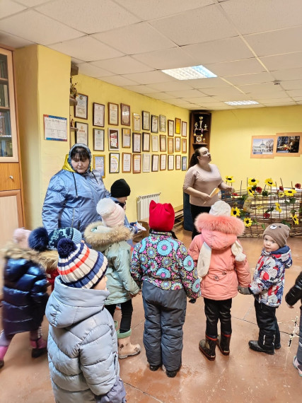 Поздравляем всех работников культуры с профессиональным праздником. Мы с детьми посетили наш Краснобогатырский СДК с целью поздравить с праздником Гречишкину Наталью Валерьевну..